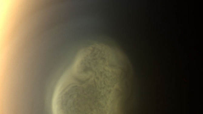 土星最大卫星土卫六的南极上空飘着“毒云”