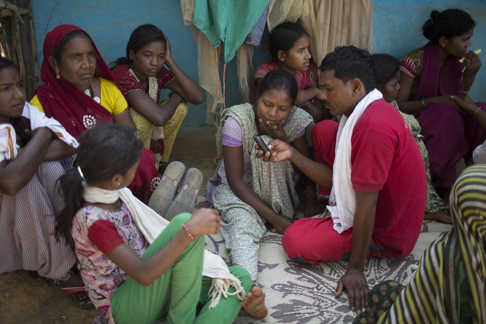 在CGNet的宣导活动上,村民学习如何使用手机网路简短录下当地事件的回报和发布图片或部落音乐的短片。摄影:SPENCER MILLSAP, NATIONAL G