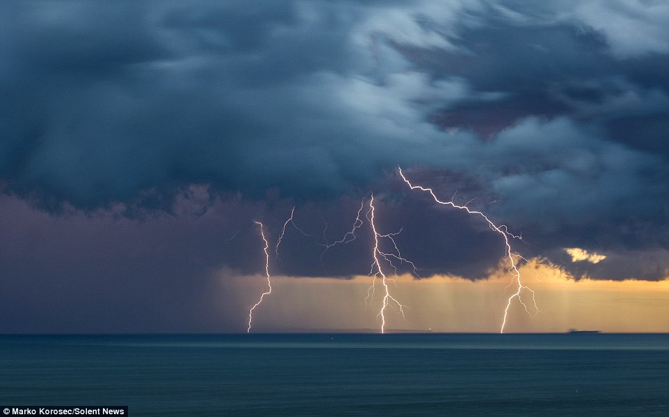 ������������㵽�ĺ�ɫ�����Աߵ�����籩