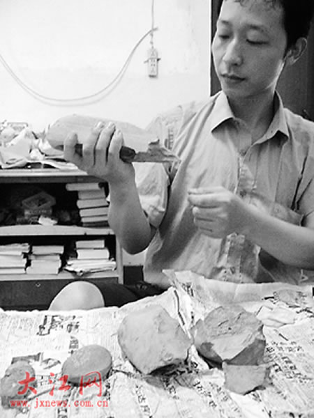 江西省安义县业余考古爱好者发现“中国最早刻纹旧石器”?等待专家鉴定