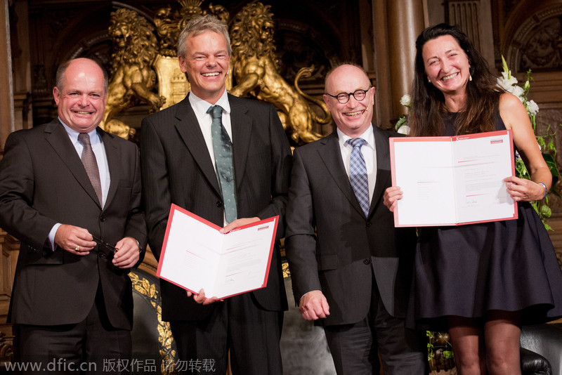挪威科技大学教授梅-布莱特-莫索尔(右)与丈夫爱德华-莫索尔(左2)。