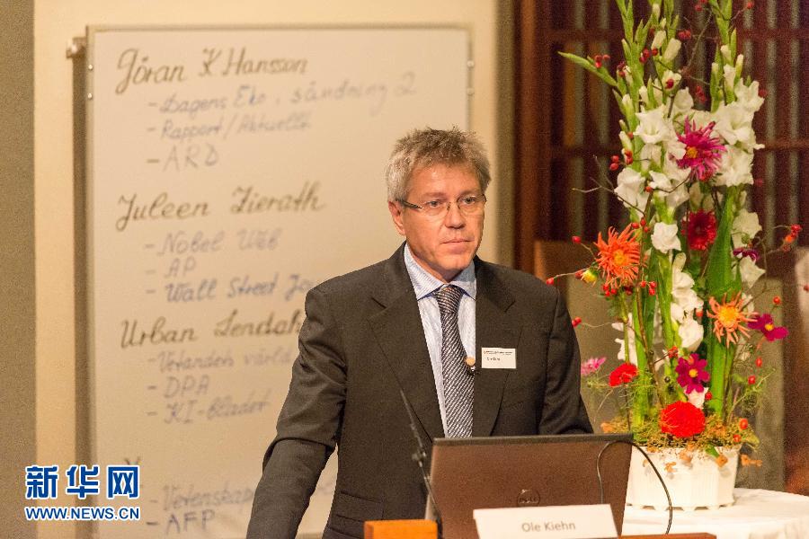 10月6日,在瑞典首都斯德哥尔摩,诺贝尔奖评委会成员奥利·基恩讲解获奖者的科研成果。