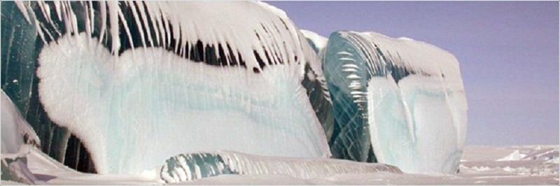 南极洲冰冻的波浪