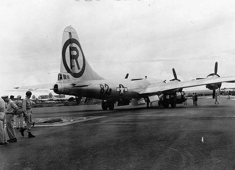 用于投放原子弹的飞机缓缓退至坑边,等待装运原子弹