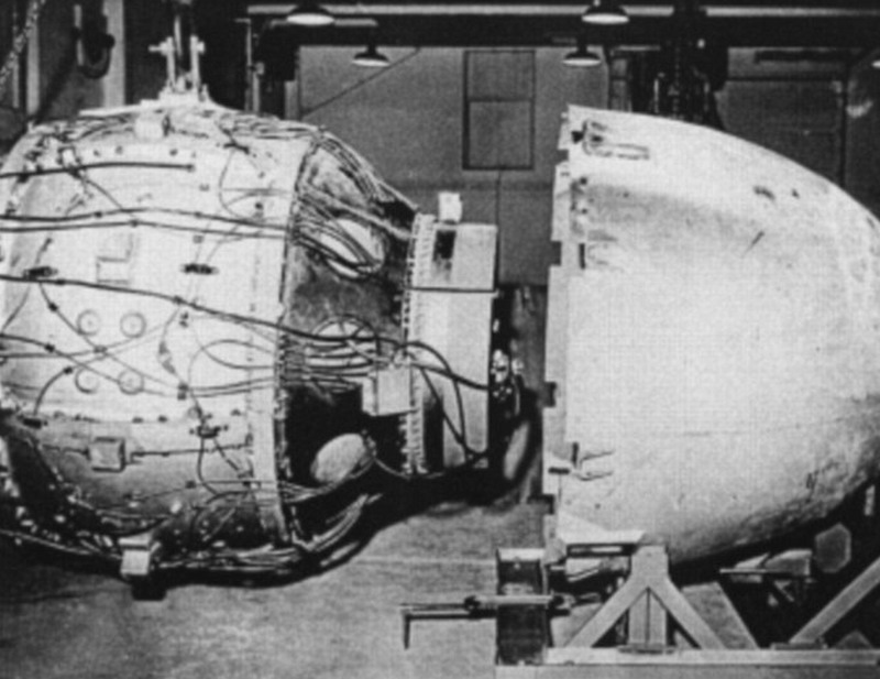 原子弹“胖子”组装画面,它于1945年8月9日被空投到长崎