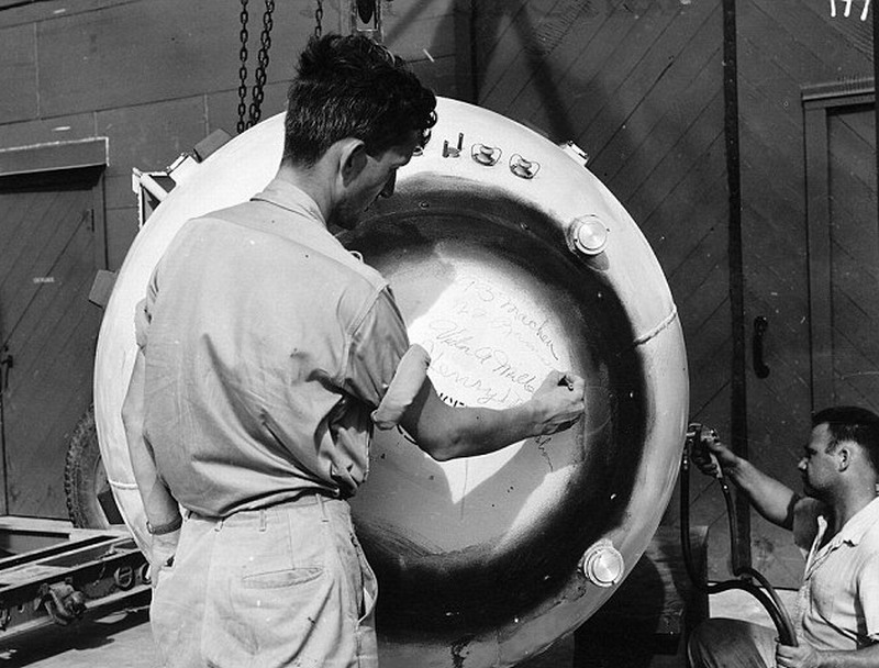 “胖子”组装完成后,工作人员开始在上面签名