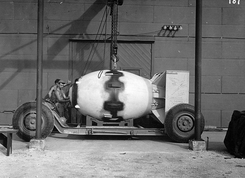 “胖子”正接受最后检查,将被送到日本南部的马里亚纳群岛