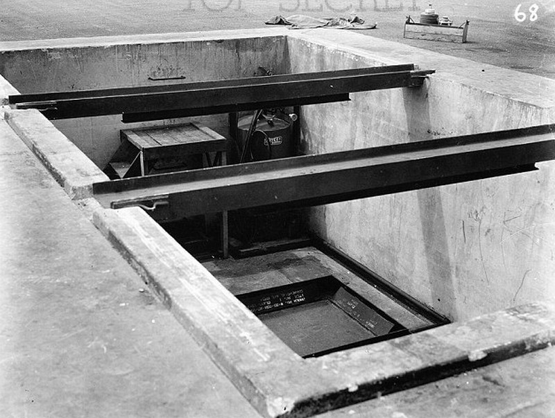 原子弹被放置在提尼安岛预先准备的大坑中