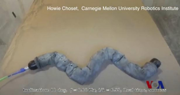 这种机器人擅长出入狭窄的地方,可像蛇一样在沙地里前行。