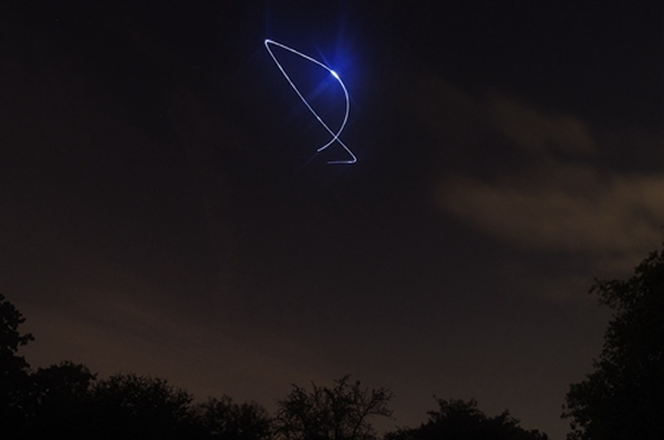 Ӣ���鱦��˾��һ�ż�ֵ��һǧ������ҵİ�ɫ���ꡰ���ϡ�ҹ��