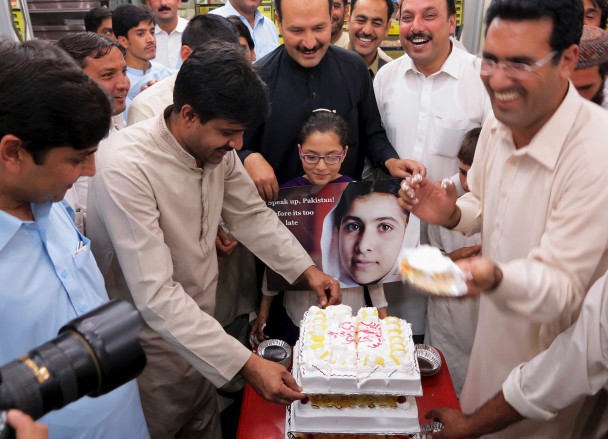 马拉拉家乡斯瓦特的民众切蛋糕庆祝