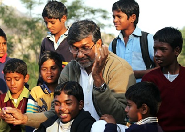 萨蒂亚尔蒂(中)力抗剥削童工的问题