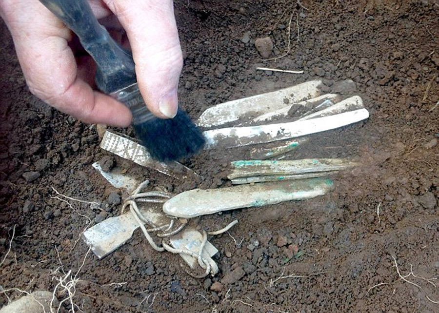 最初,麦克伦南利用金属探测器,在地表以下60厘米处发现数十个银臂环和银锭。