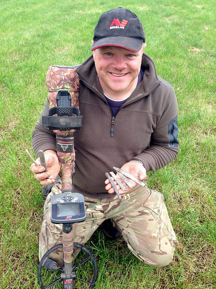 图为英国寻宝专家、金属探测器爱好者德里克·麦克伦南。