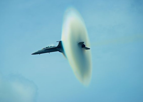 美军F/A 18超级大黄蜂战机冲破音障