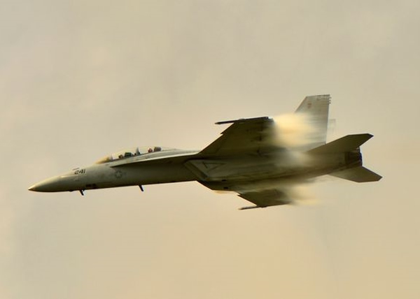 战机加速至超音速水平前的情况