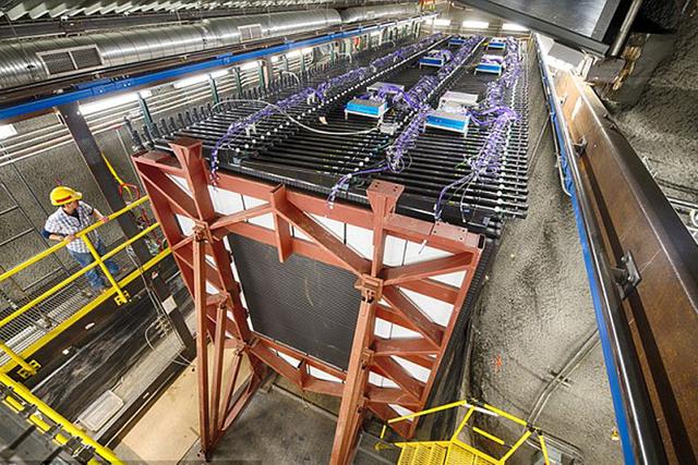 费米国家加速器实验室的中微子探测器的科学家试图通过该装置发现中微子是如何相互作用的
