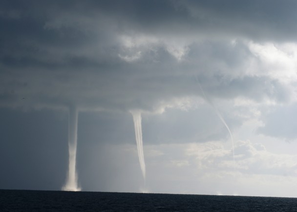 青海湖昨日先后出现9条“水龙卷”