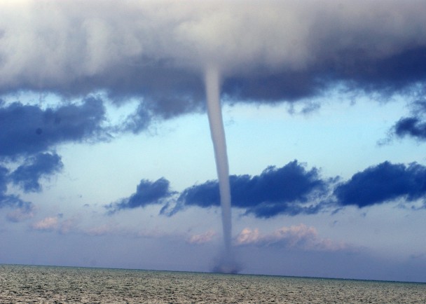 “水龙卷”的水柱状,将湖面与天空云层相连,场面壮观。