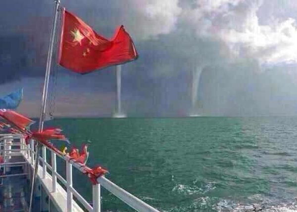 发贴者称今次是特意守候观看“水龙卷”