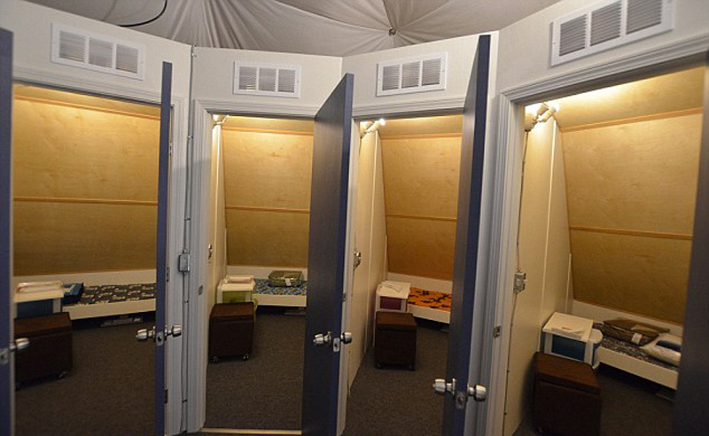 每个房间都有床、床垫以及凳子,床下可以存放衣物。