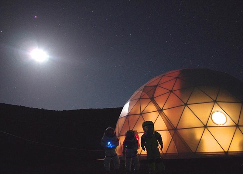 在模拟试验期间,除非进行太空行走,否则科学家禁止离开火星模拟住宅。此外,他们必须穿上太空服方可外出。
