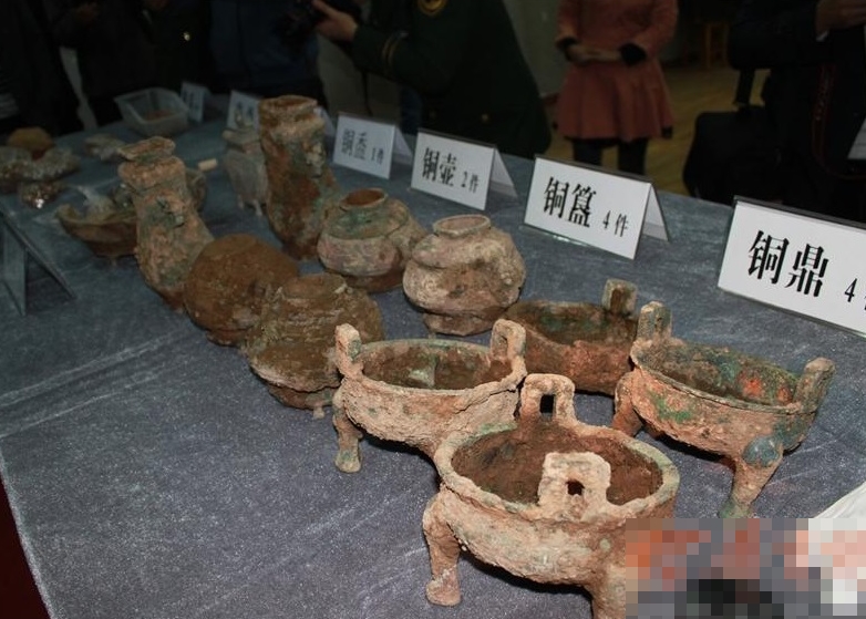 陕西省宝鸡高新区农民后院发现12件青铜器