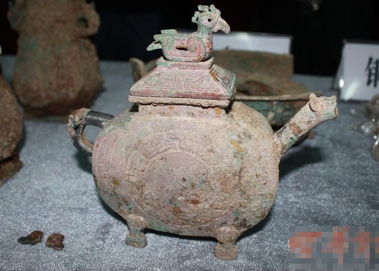 出土的12件青铜礼器,其中铜鼎4件、铜簋4件、铜壶2件、铜盘1件、铜盉1件。