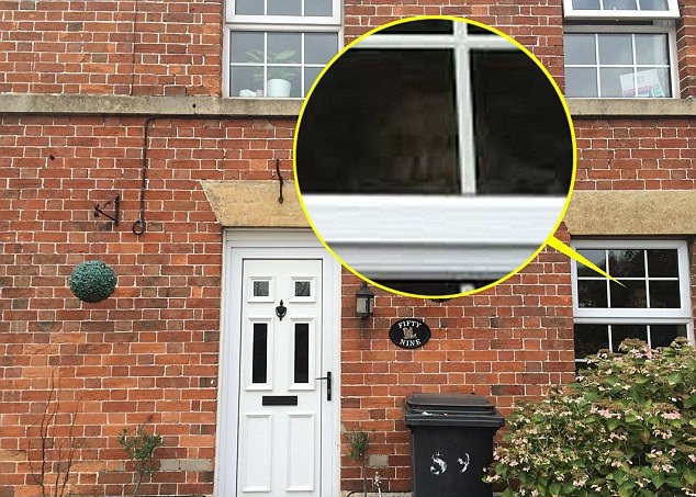 米德温特尔查看照片时,惊见一名双眼发黑的男子,在屋内其中一间房间的窗前凝望屋外。