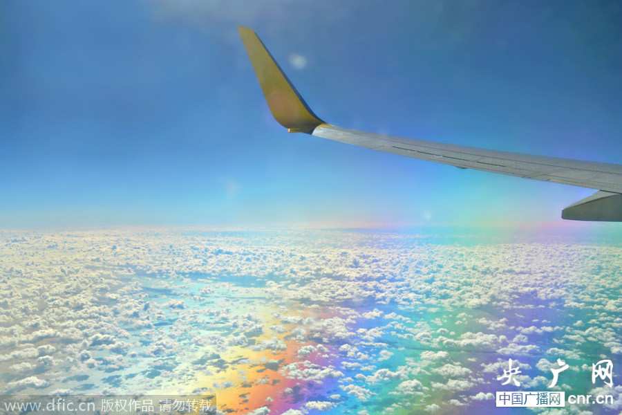 ���ô�Ů�˿��ڷɻ���Խ���ձȺ��Ͽ�ʱ�ĵ�����Ծ�޺硱�澰