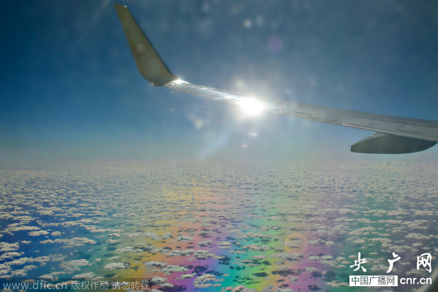 ���ô�Ů�˿��ڷɻ���Խ���ձȺ��Ͽ�ʱ�ĵ�����Ծ�޺硱�澰