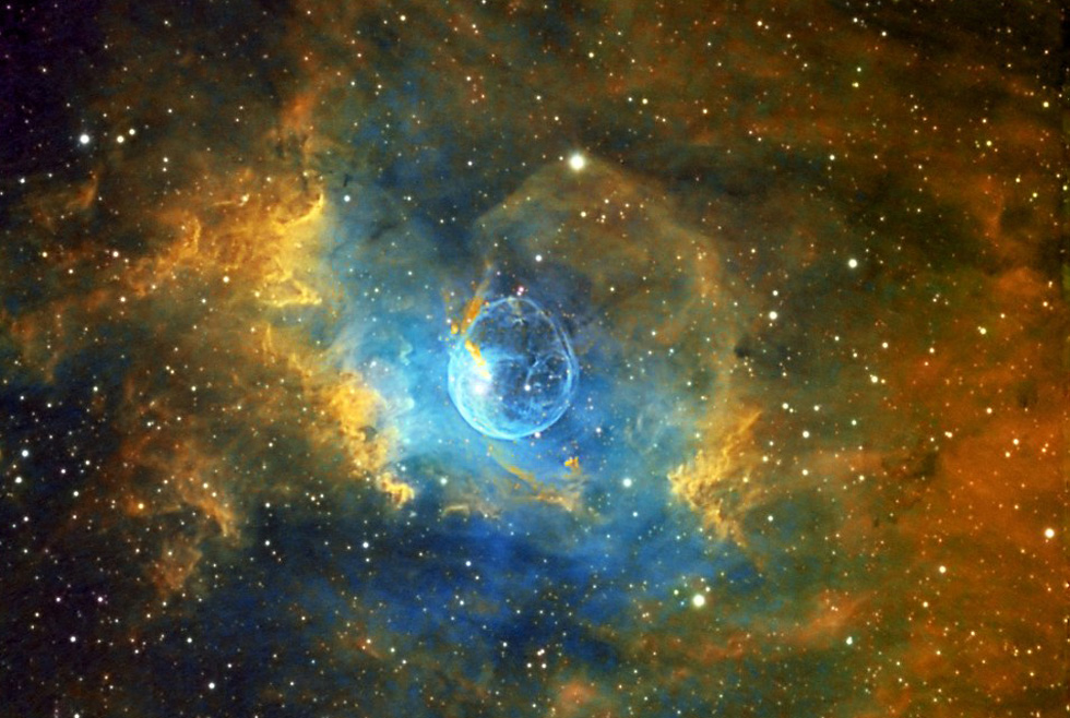 美国70岁业余天文爱好者在自家后院用小型天文望远镜捕捉壮美的超新星遗迹