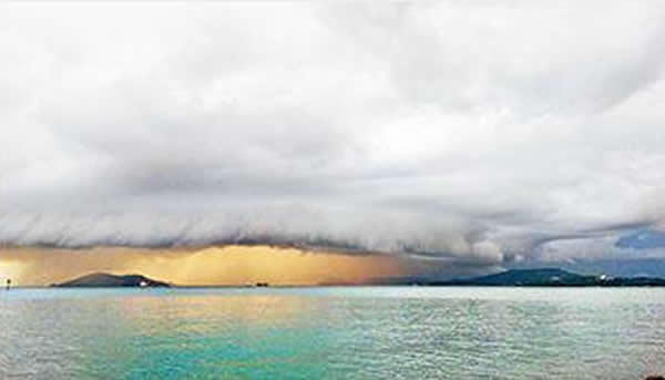 马来西亚沙巴某地出现罕见自然景象“弧状云”