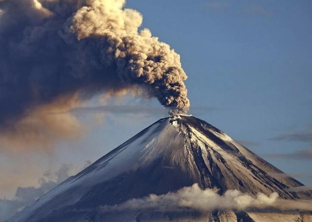 俄罗斯堪察加半岛上的舍维留奇火山发生强烈爆发