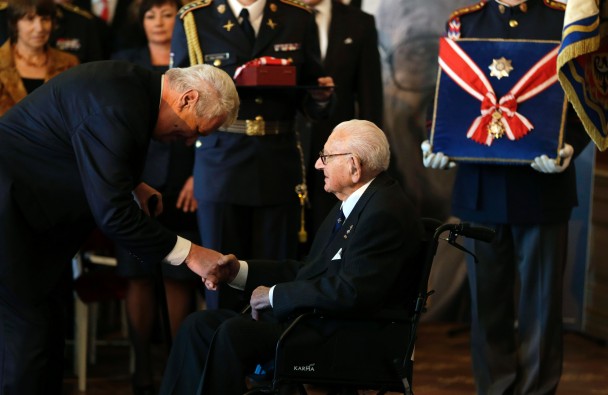 温顿(右)获泽曼(左)亲自颁授白狮勋章