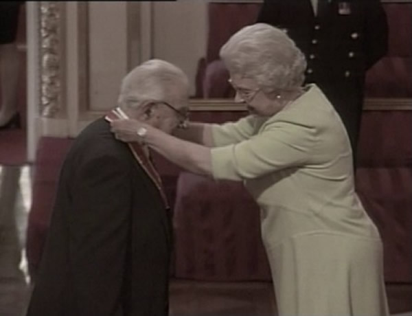 英女王(右)03年向温顿(左)颁发骑士勋章。