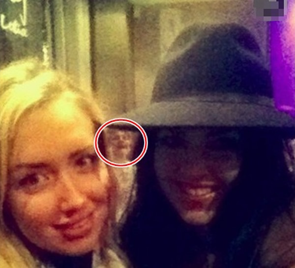 自拍照中清晰可见在阿特金森背后,有一个穿着维多利亚时代服装的老妇。