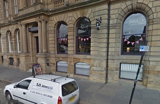 阿特金森两人在图中的酒吧内拍下疑似灵异照片