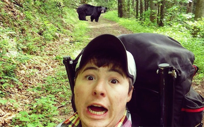 美国登山客最近兴起一股与熊自拍的歪风