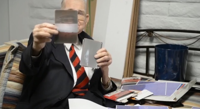 布什曼展示UFO照片