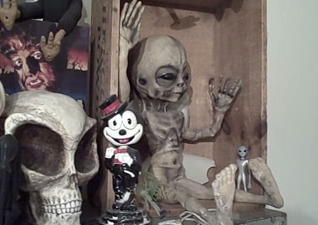 有人指布什曼照片中的外星人,和外星人公仔(图)十分相似。