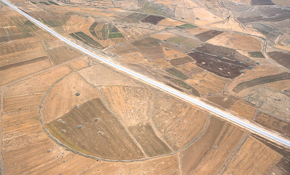 J3巨石圈位于Roman Via Nova Traiana东部25米处,这里土壤肥沃。巨石圈的建造很简单,通常都是用石头围成低矮界限。