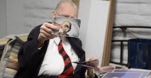 布希曼拿出一些外星人照片,证明他所言不虚。