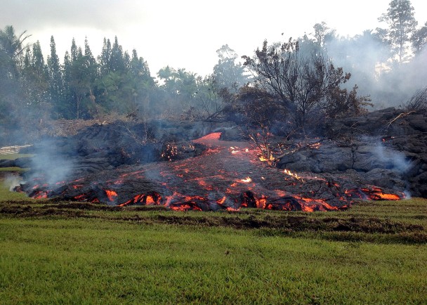 从新喷发口喷出的熔岩在缓缓流动