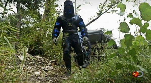 保罗穿着自己制作的“防蛇服”,准备让蛇“生吞”自己。