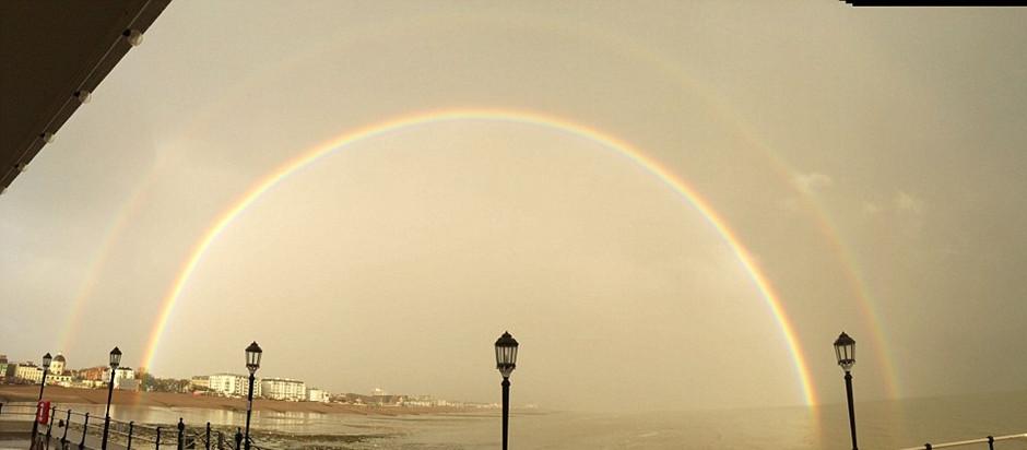 英国西萨塞克斯郡出现近乎完整的双彩虹