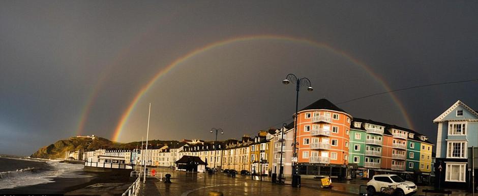 英国西萨塞克斯郡出现近乎完整的双彩虹