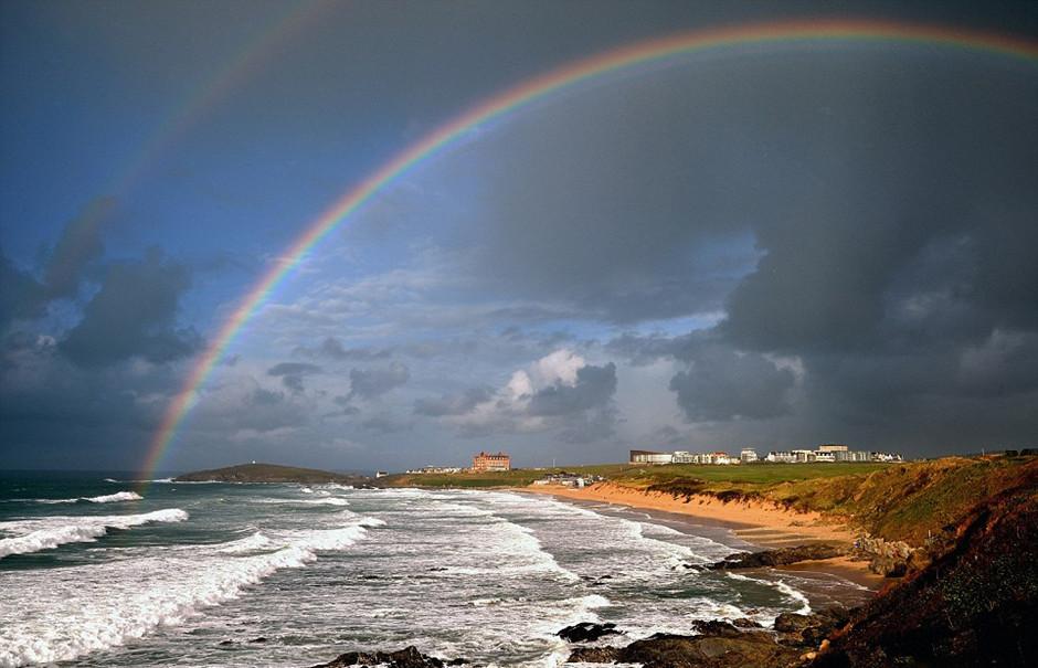 英国西萨塞克斯郡出现近乎完整的双彩虹