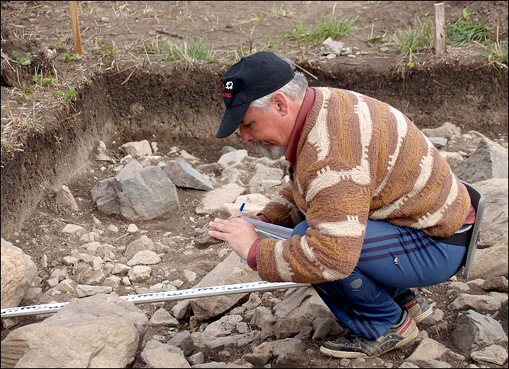 车里雅宾斯克历史和考古研究所资深专家斯坦尼斯拉夫-格里戈耶维说:“通过判断分析这些工具的不同尺寸,我们得出结论认为曾是成年人和儿童使用的。部分工具17厘米长,重