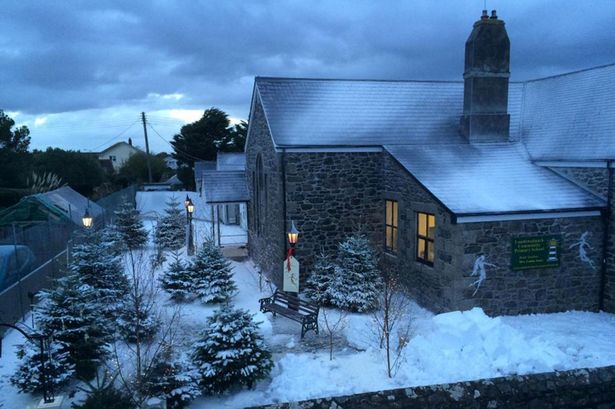 ���I���ӡ���ǰ�����ֶ���һ��Сѧ���ɰ�ѩ��԰��